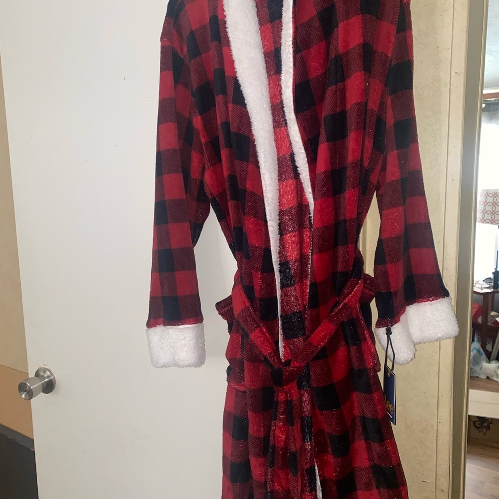 Lee Red and Black Plaid Sleepwear Robe with White Accents
